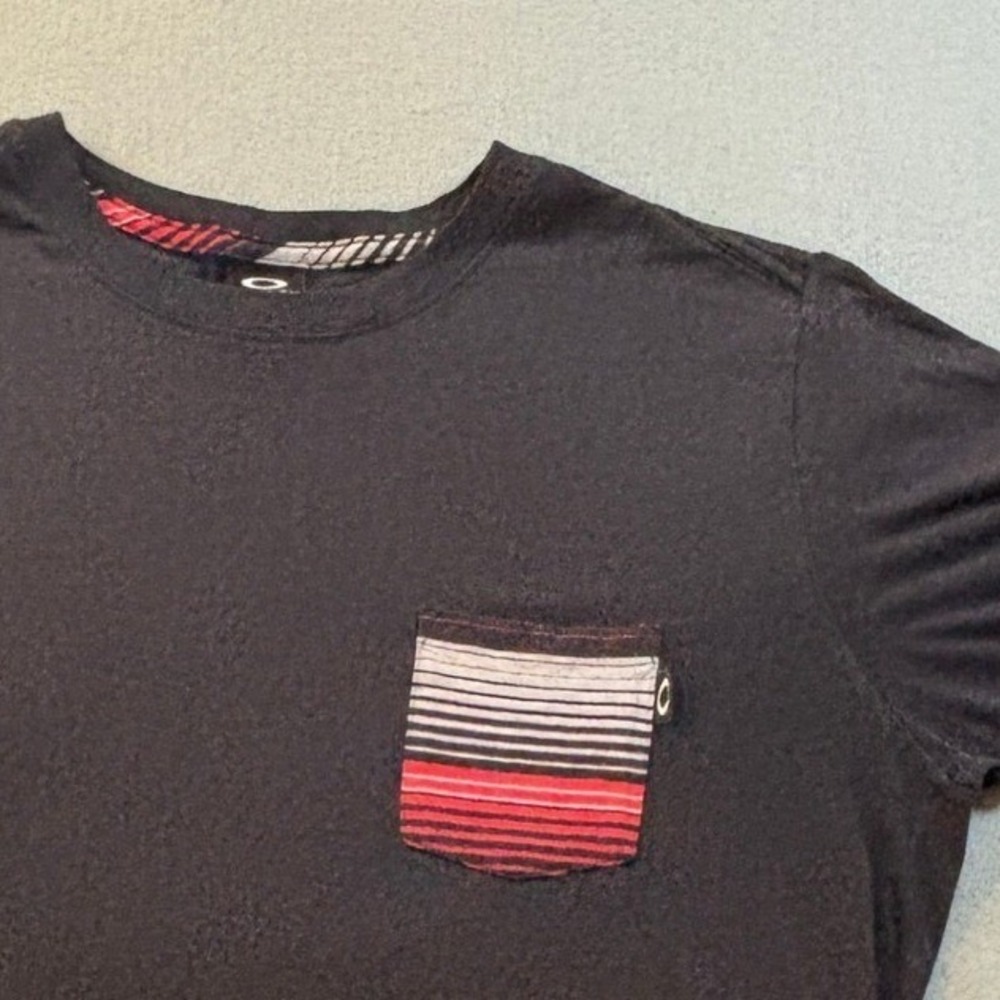 VTG Y2K Oakley Pocket T-Shirt Mens L Black Striped Pocket Surfer Beach
